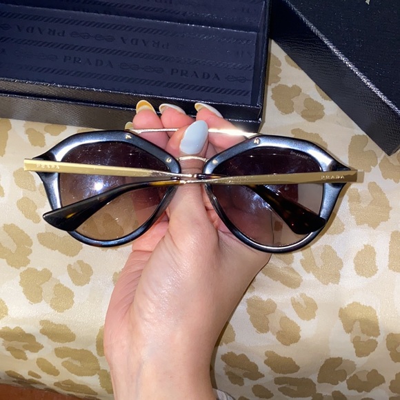 ⭕️SOLD⭕️ Prada sunglasses - Picture 2 of 5